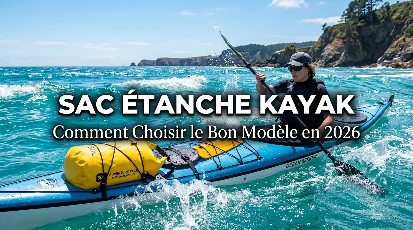 Personne en kayak sur mer agitée, portant un gilet de sauvetage, pagayant avec sac étanche kayak jaune à bord. Texte superposé.